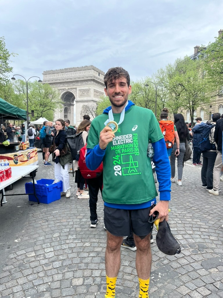Jean au marathon de Paris avec sa médaille